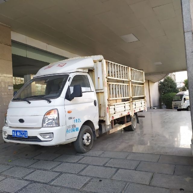 巩义市易鸣搬家公司搬运车辆现场