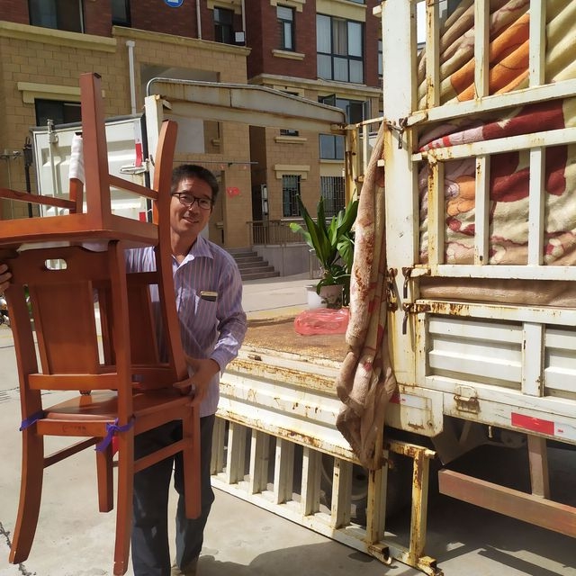 巩义市易鸣搬家公司给翠堤湾客户搬运家具现场