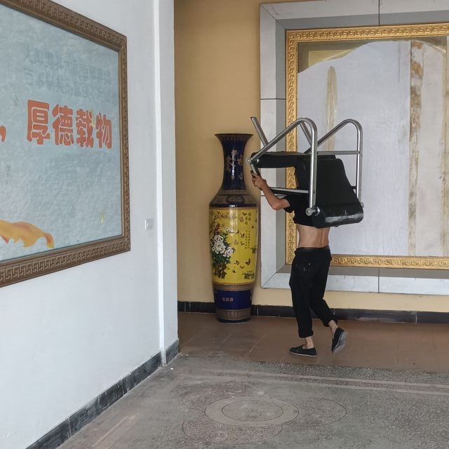 巩义市白土坡耐火厂搬运家具现场