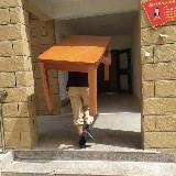 巩义市易鸣搬家公司工人搬运家具上楼