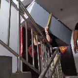 巩义市易鸣搬家公司工人搬运冰箱上楼