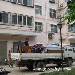 巩义市新华小区搬运车辆现场