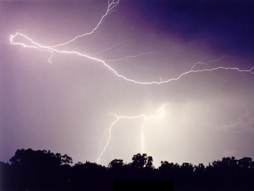 比想象的可怕 雷雨天你可别这么做 