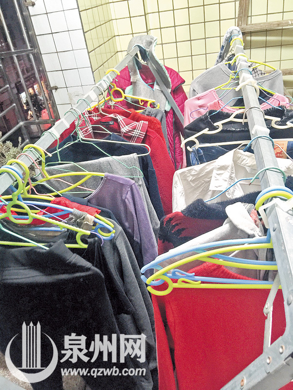 市民家阳台上晾满衣服
